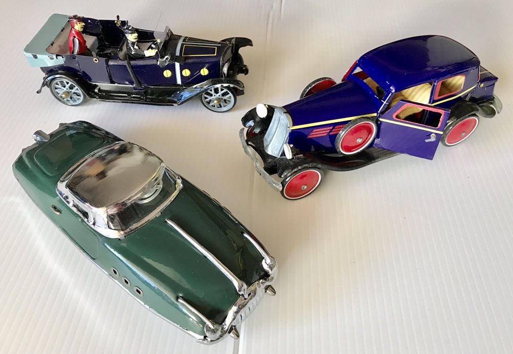 Carro Cars & Brinquedos de corda em folha