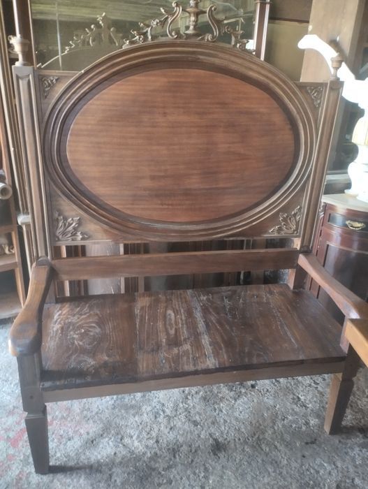 Restos do antigamente. Velharias em castanho maciço e peças decorativa