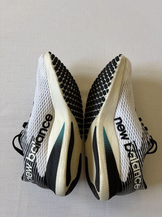 Damskie buty do biegania New Balance FuelCell RC Elite 2021 rozmiar 40