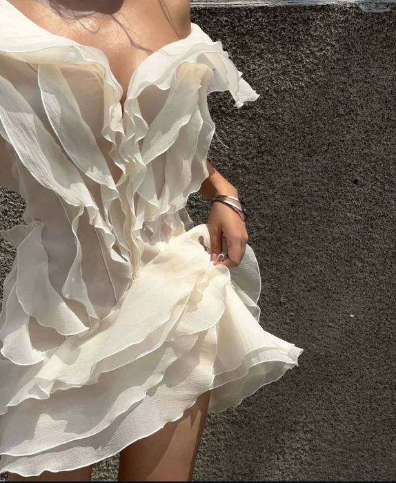 Коротка сукня, кремового кольору