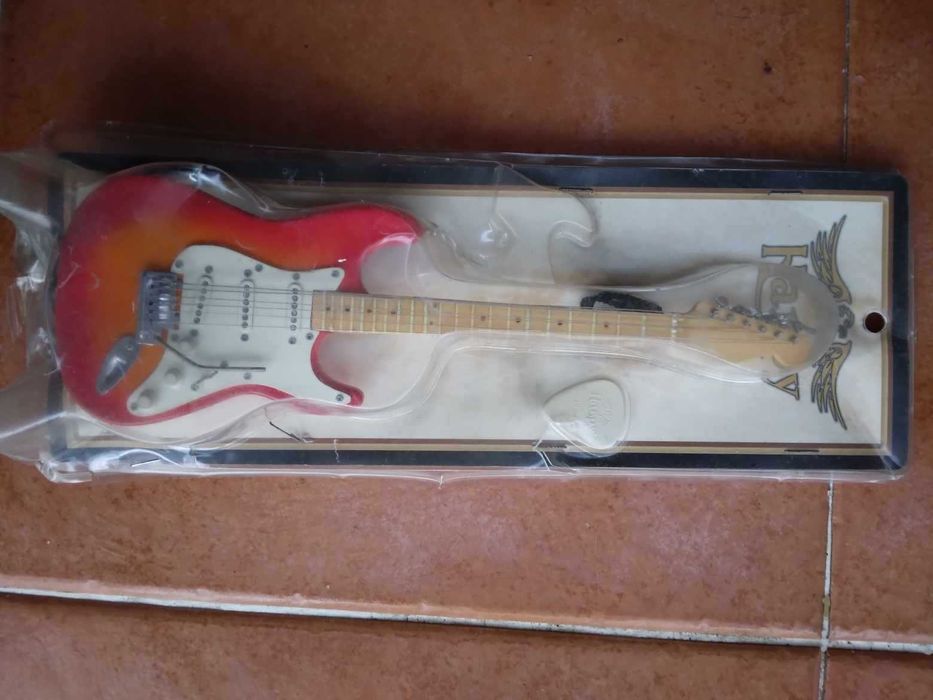 Miniatura Replica Guitarra Strato Escala de 1:4