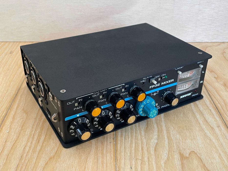 Mesa portátil de mistura e de preamplificação de microfones Shure FP32