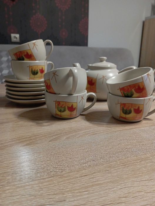 Filiżanki, talerzyki i dzbanek