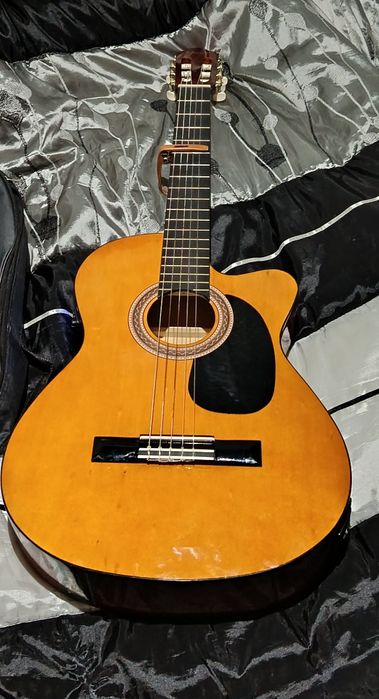 Vendo guitarra valência implificada impecável