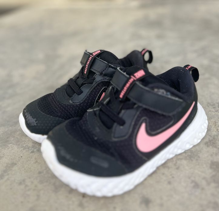Nike + 2 пари, Кросівки для дівчинки 26–27 р., устілка 16 см