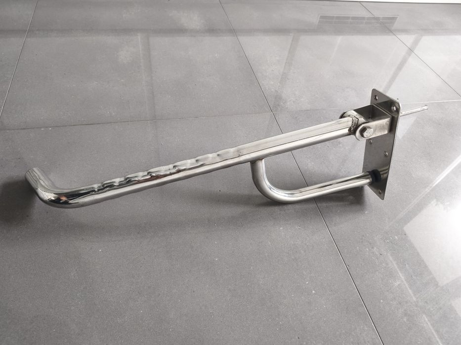 Barra articulada de fixação à parede para WC em aço inoxidável.