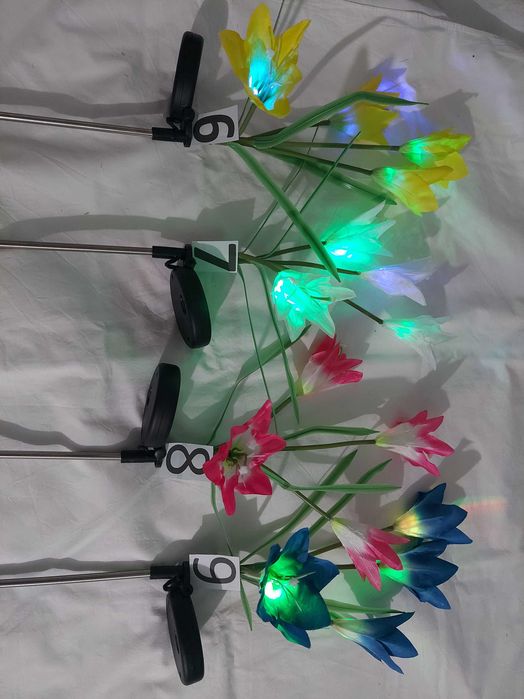 Flor de jardim com luz e painel solar estaca