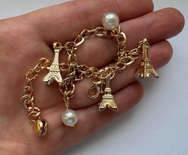 Подарок из Парижа - золотистый браслет с шармами Эйфелева башня