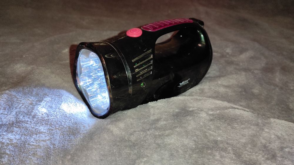 Фонар акумуляторний. Світлодіодний. З зарядкою від 220v.