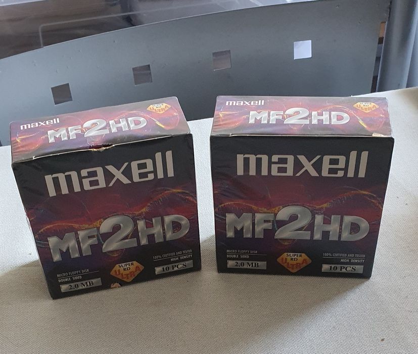 Factory-sealed Maxwell floppy disk boxes447461548087715840