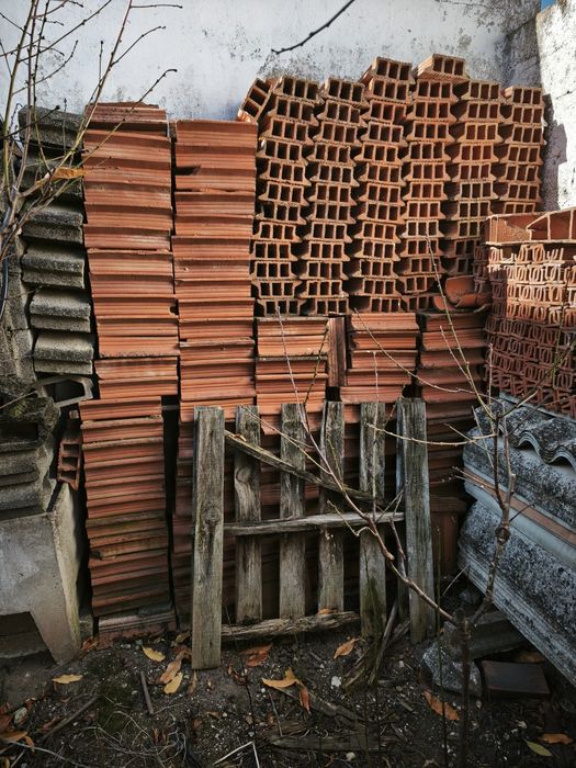 Materiais construção abobadilhas tijolos cerâmicos marmorite telhas