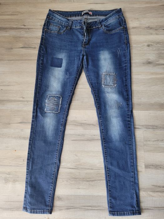 Jeansy L z naszywkami