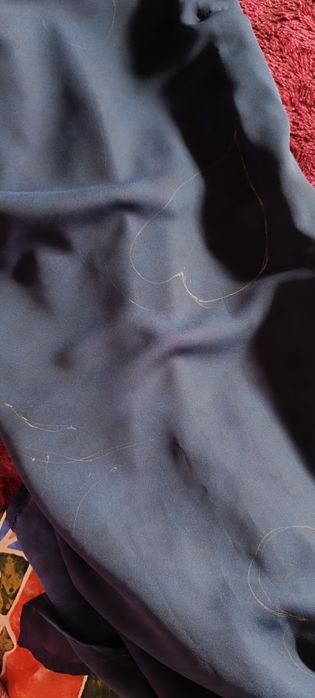 Vestido comprido azul escuro com desenhos dourados, usado