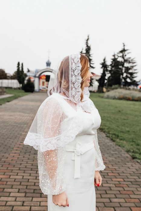 Біла сукня з блискітками