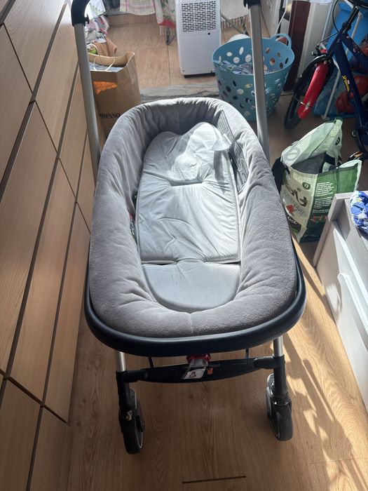 Carrinho de bebe com ovo e alcofa