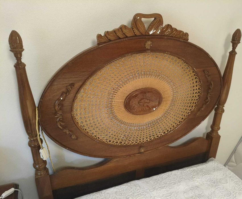 Cama em madeira + estrado + colchão solteiro
