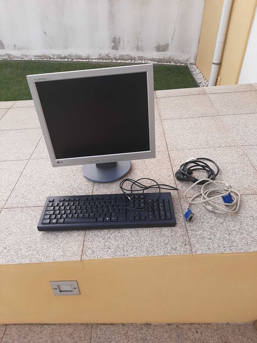 LG Flatron L1915S Monitor and Mouse64552550227330122