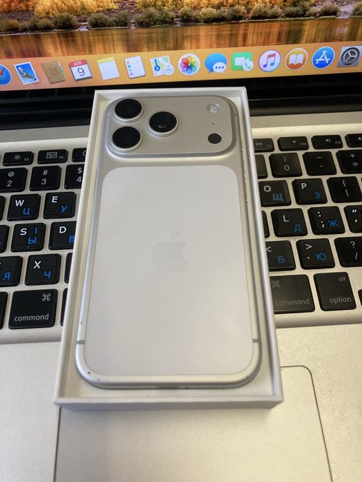 Продам iphone 17 pro 256gb white не вмикається взагалі