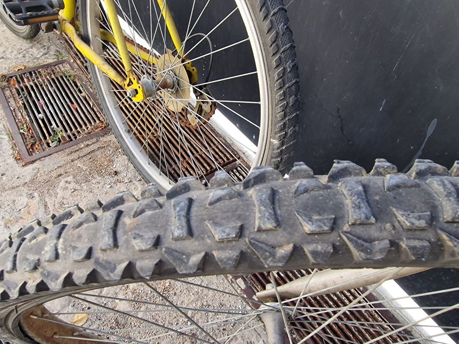 Duas bicicletas e dois suportes