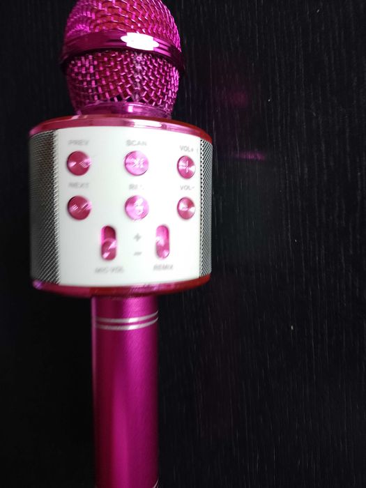 Mikrofon do śpiewania dla dziewczynki