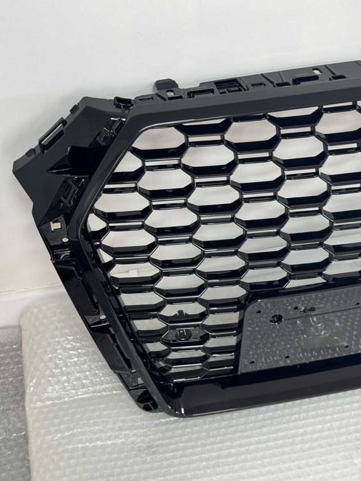 Решітка радіатора A4 B9 RS4
