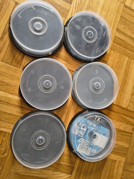Zestaw 6 szt opakowań pudełek do przechowywania płyt CD i DVD .