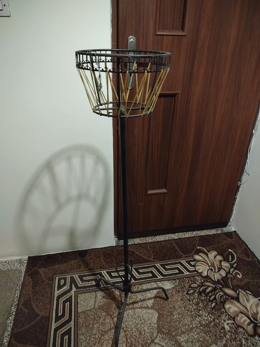 Kwietnik metalowy.