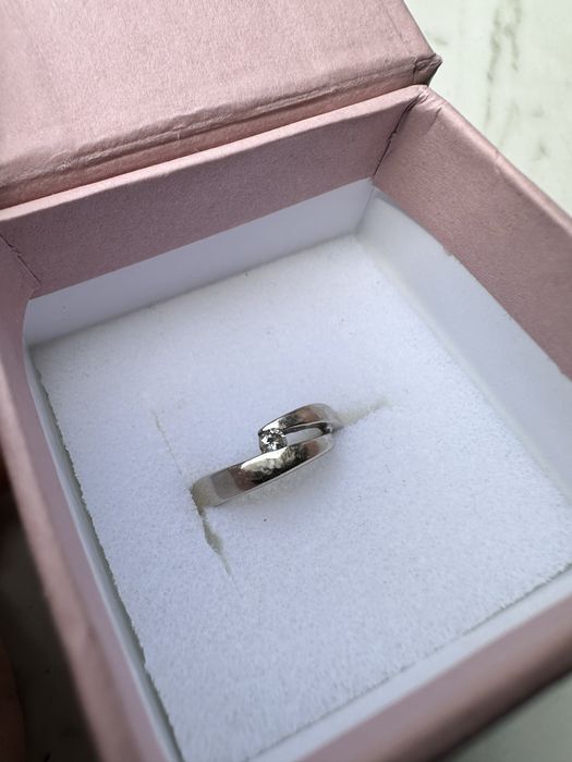 Pierścionek białe złoto z diamentem