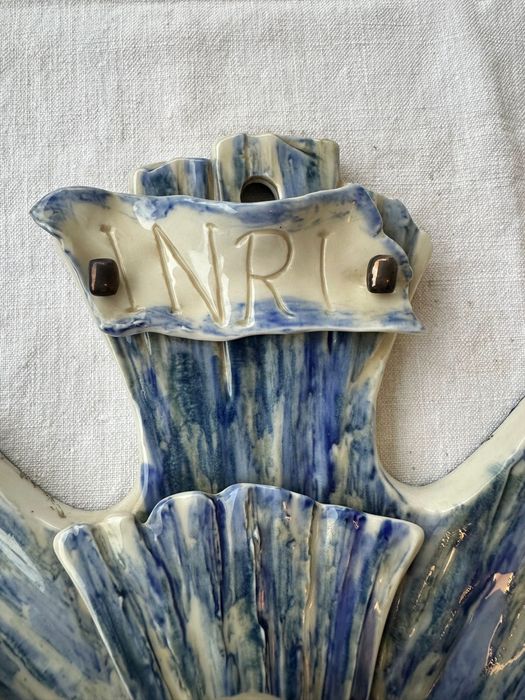 Cristo na cruz em cerâmica