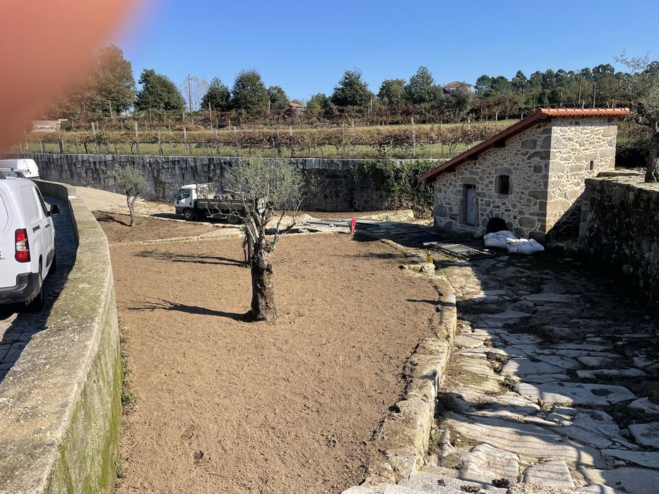 Muros em pedra e pré-fabricados