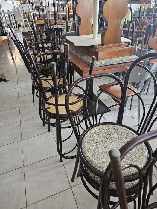 Conjunto de mesas e cadeiras