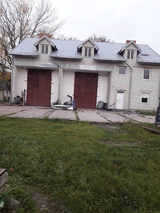 Продаж комерційної нерухомості (2 будівлі+територія)