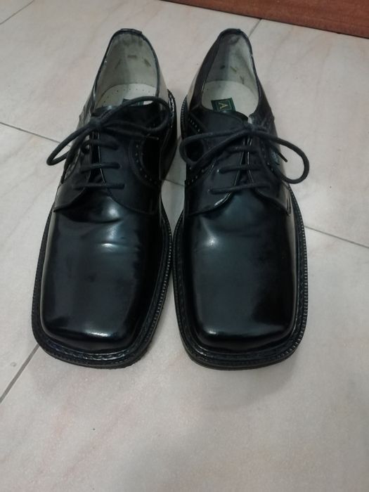 Sapatos em pele novos, Constantinus