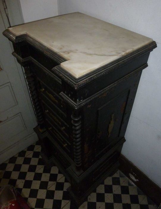 Cofre antigo com chave e segredo