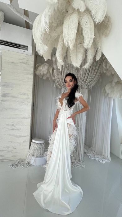 Весільна сукня з страусиним пірʼям