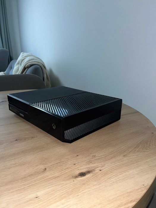 Xbox one + kinect + 2 kontrolery