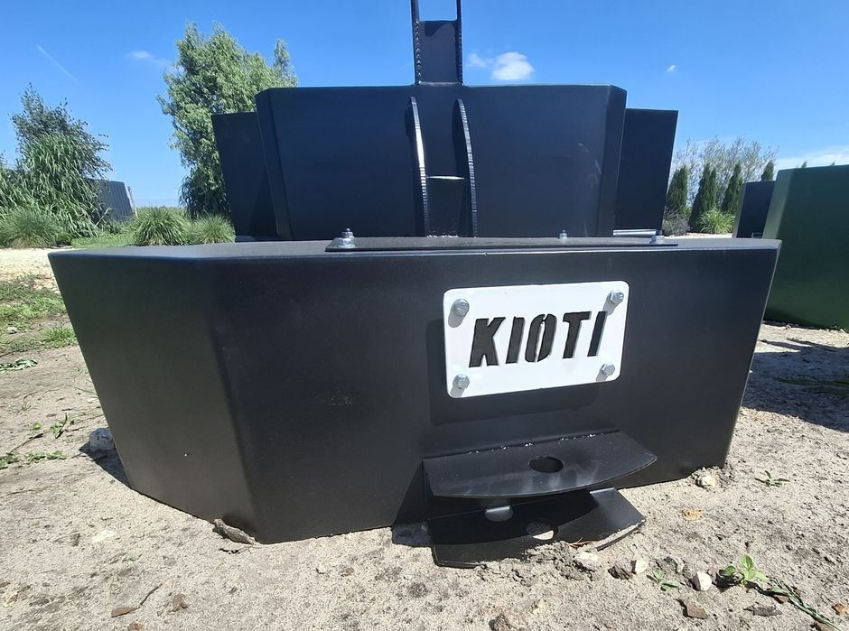 Obciążnik do ciągnika mocowanie TUZ Balast z logo ciągnika