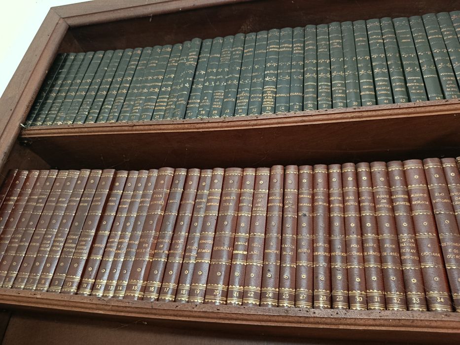 Algumas coleções completas e incompletas de livros com bastantes anos