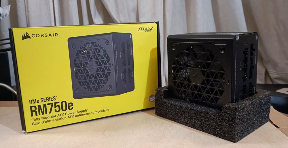 Fonte Alimentação Corsair RMe Series RM750e 750W 80 Plus Gold Modular