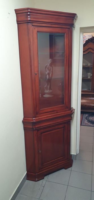 Wysoka narożna witryna z drewna orzechowego