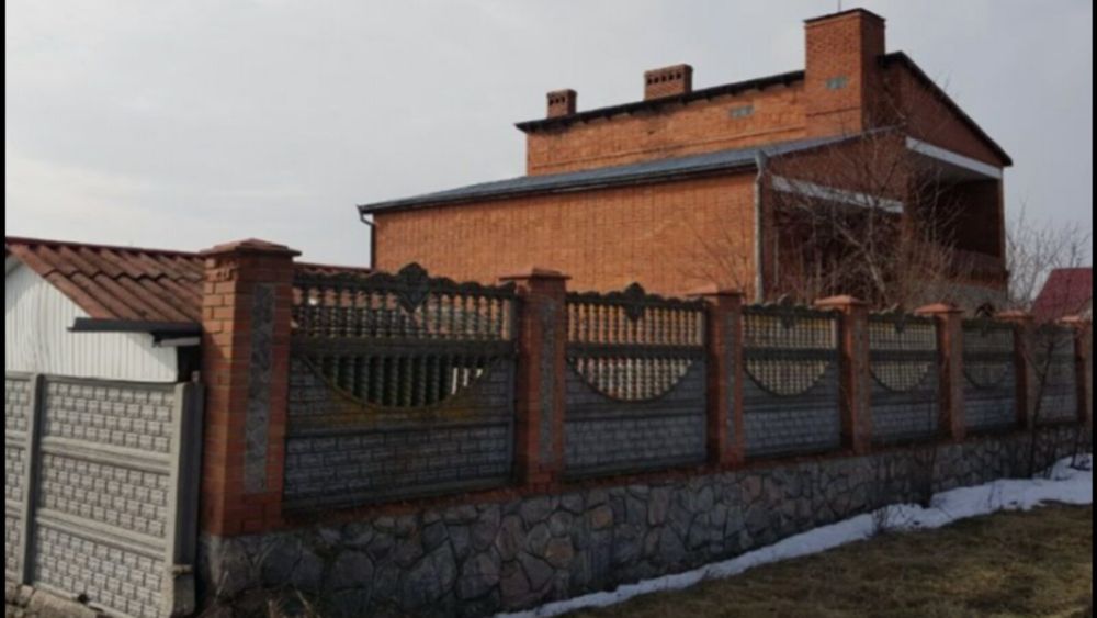 Продам Дім  місто. Білики  Полтавська обл.з гаражем під СТО.