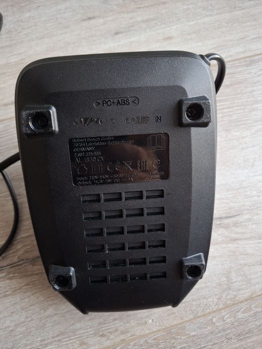 Зарядний пристрій і акумулятор Bosch