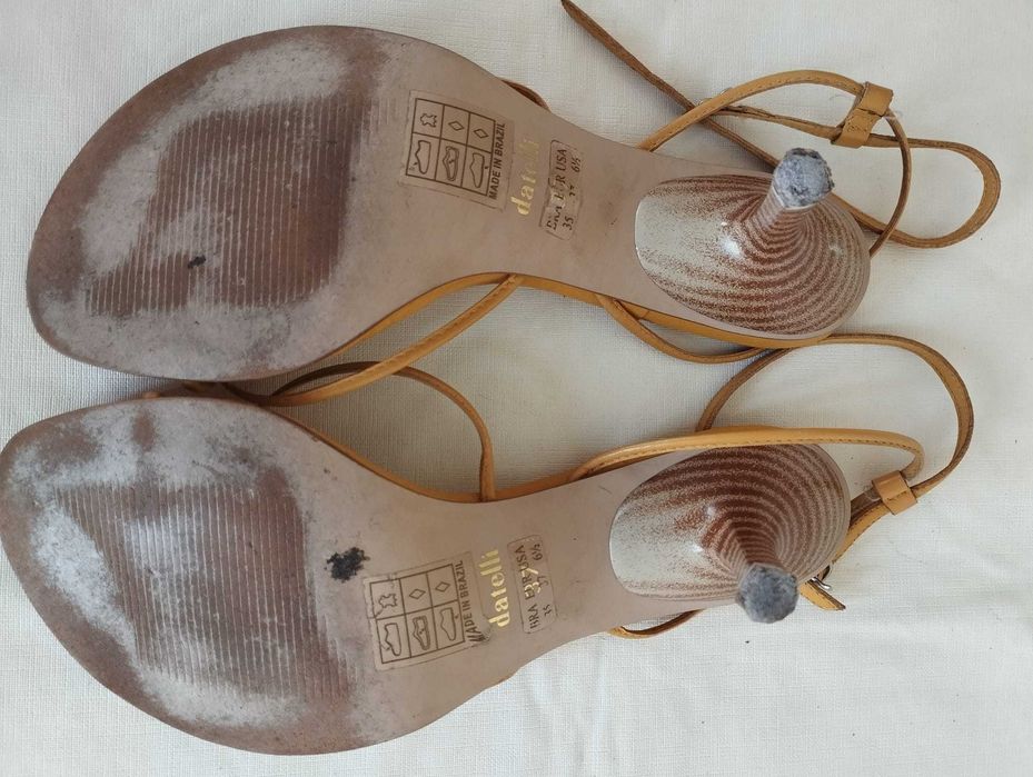 sapatos de salto dateli