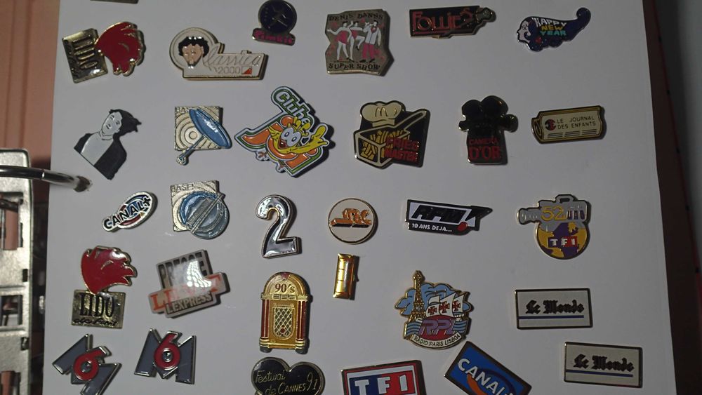 Pins antigos Cinema rádio, Tv, Jornais e animais