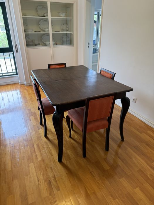 Mesa de jantar e 8 cadeiras