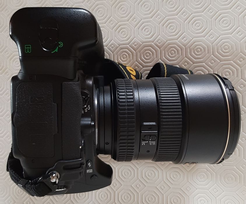 Nikon D300 com grip Nikon e lente 17-55mm f2.8