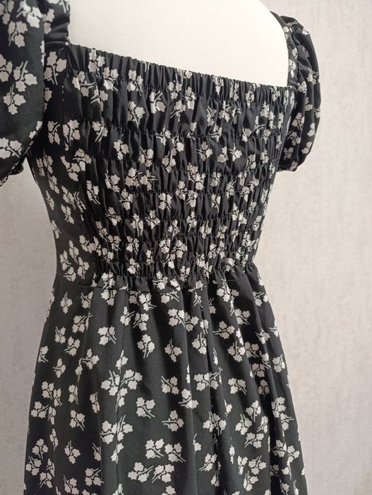 Сукня чорна в квіточку