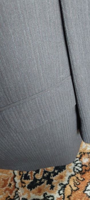 Lekki, elegancki męski garnitur