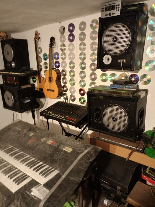 Wzmaczniacz 2 x300 w koncowka  mocy   4 kolumny glosnikowe