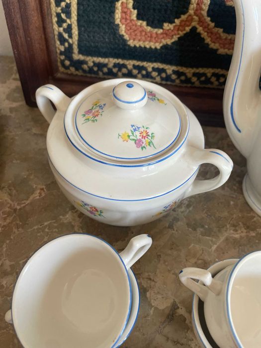 Flower-Decorated Tea Set430538234424217603
